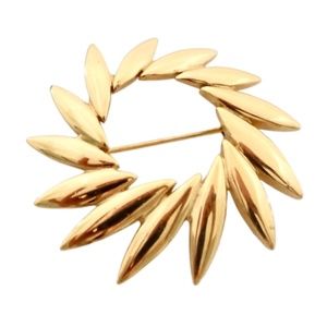 VINTAGE 1970s MONET GOLD-TONE LEAF WREATH BROOCH PIN~1.4”